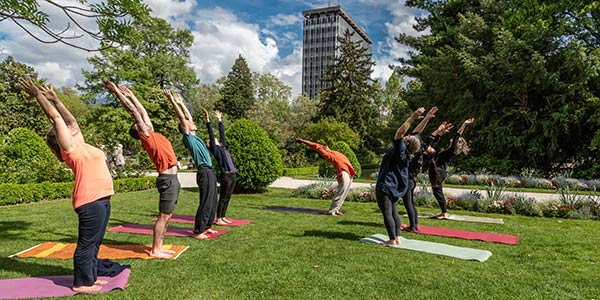 Cours de Yoga dans un parc à Grenoble