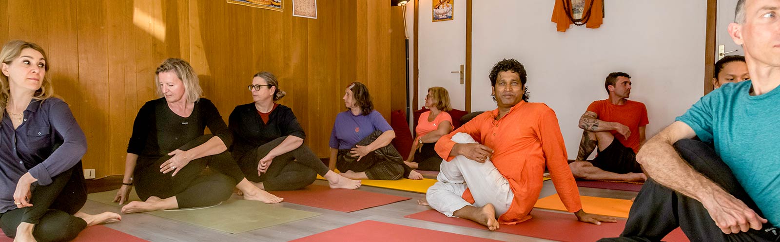 Cours de yoga en salle à Grenoble