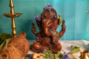 Statuette du dieu Ganesh dans le cabinet de cours de yoga à Grenoble